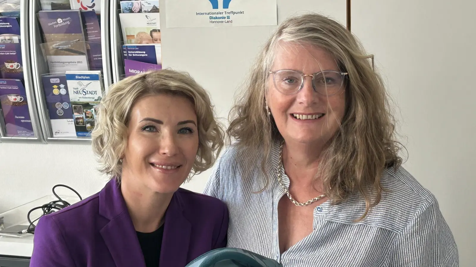 Mit Ranzen (v.li.): Koordinatorin Olena Gorodyska und Kirchenkreissozialarbeiterin Janet Breier. (Foto: privat)