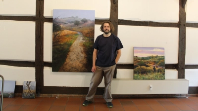 Mitten im Aufbau: Eugen Kunkel in der Kunstscheune. (Foto: wb)