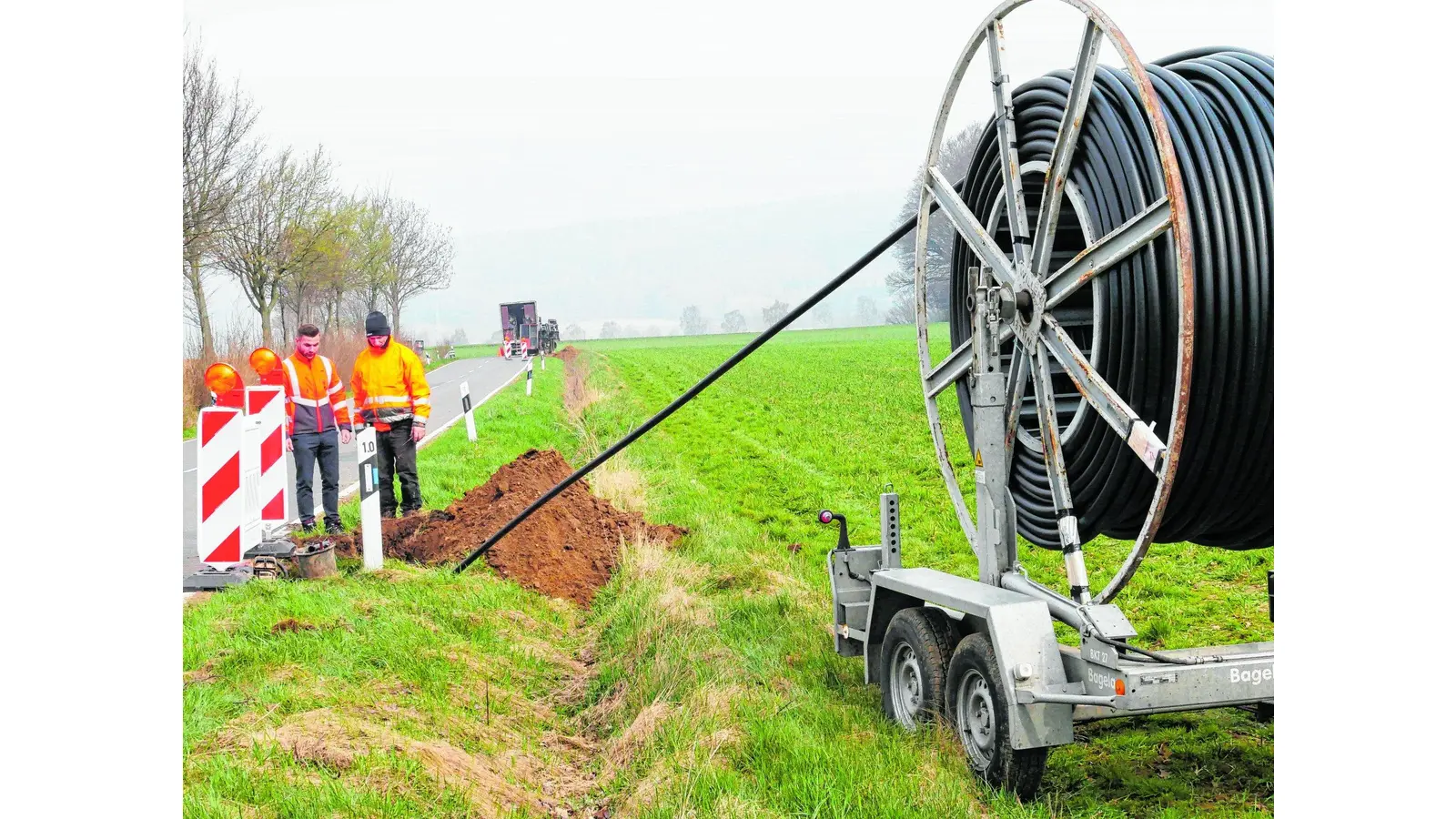 Erstes Glasfaserkabel verlegt (Foto: red)
