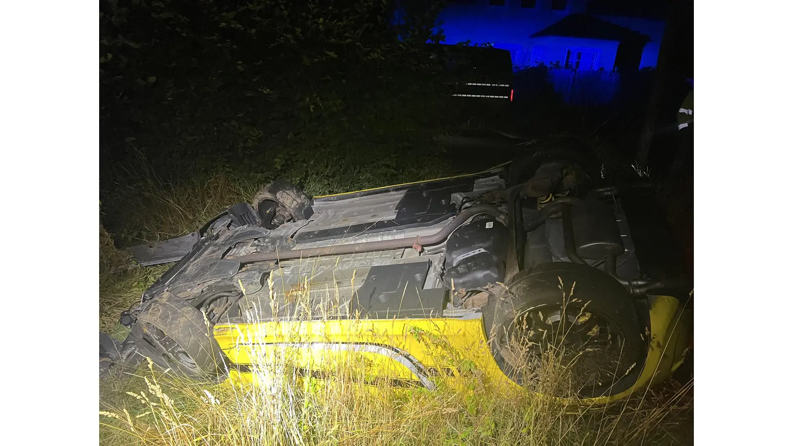 Der Pkw Fiat kommt kopfüber auf dem Feld zum Liegen. (Foto: privat)