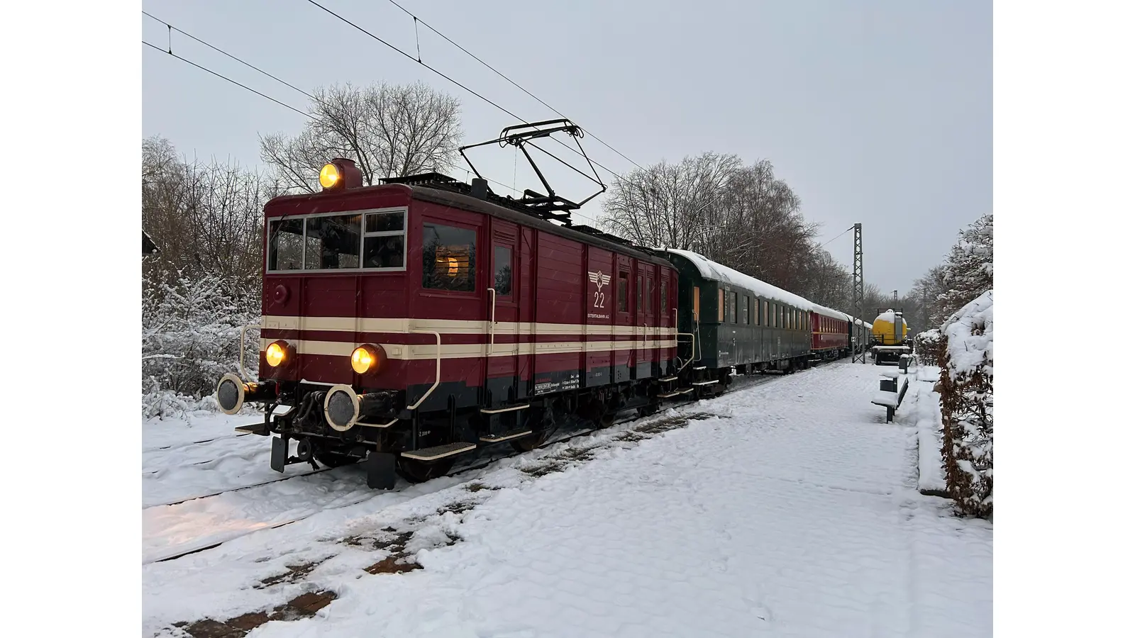 Die elektrische Extertalbahn im winterlichen Bahnhof Alverdissen. (Foto: Golo Kahlert)