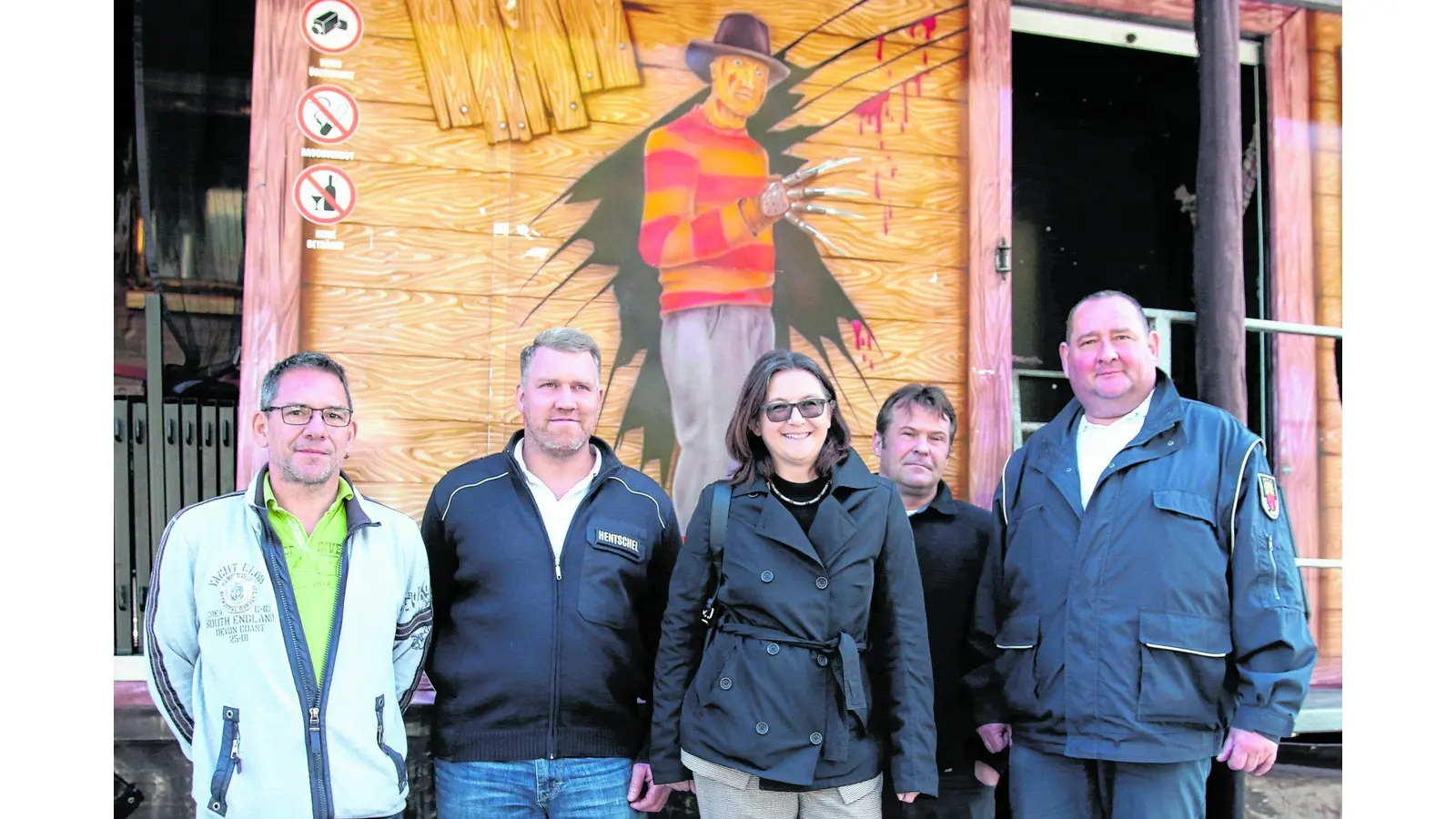 Rainer Bövers von den Wirtschaftsbetrieben Stadthagen, Thomas Hentschel, Iris Freimann (beide Stadtverwaltung), Michael Lohmeyer (Vertreter der Schausteller) und Jens Clausen (Stadtverwaltung) freuen sich auf zahlreiche Gäste beim Freitag startenden Herbstkrammarkt. Im Belustigungsgeschäft &#39;Freitag der 13.&#39; können sich diese dann auch wohlig gruseln. (Foto: bb)