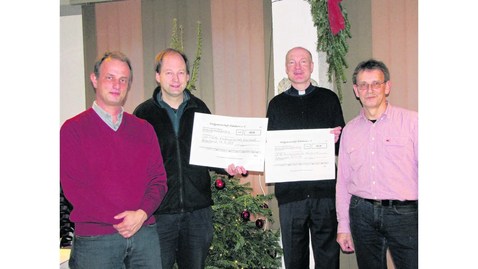 Dorfgemeinschaft übergibt Spende an Kirchen (Foto: gk)