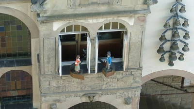 Aus anderer Perspektive: Das Glockenspiel am Rathaus mit Trinkzeremonie (Foto: privat)