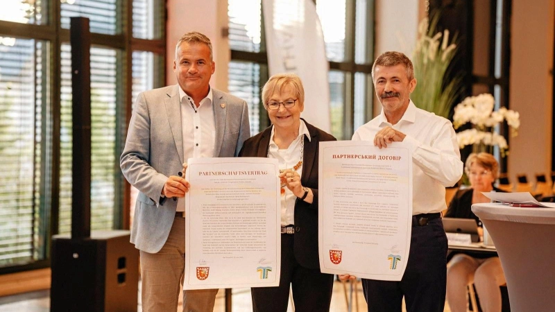 Die Unterzeichner und Vertragspartner (v.li): Mike Schmidt, Marlies Matthias und Bezsmertny Olexij Mykolajovych. (Foto: privat)