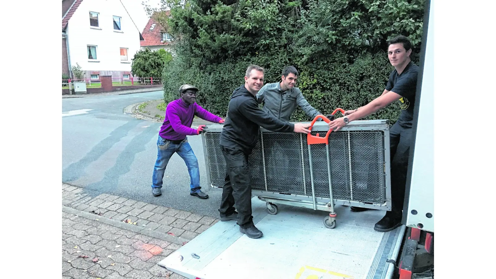 König empfängt Hilfsgüter (Foto: gi)