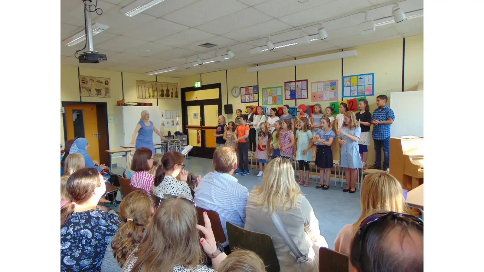 Die Schüler zeigen keinerlei Nervosität bei ihrem ersten Auftritt unter der Leitung der Musiklehrerinnen Martina Schäfer (li.) und Lena Kolbe. (Foto: pr)