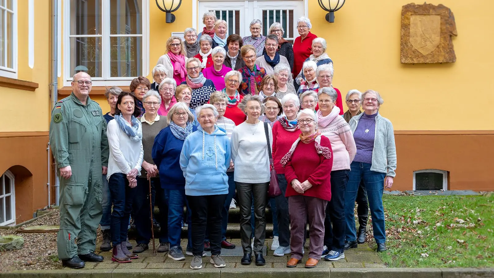 Die LandFrauen zu Besuch beim Standortältesten Bückeburg. (Foto: privat)