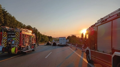 Weiter Aufräumarbeiten auf der A2. (Foto: FF SG Eilsen)