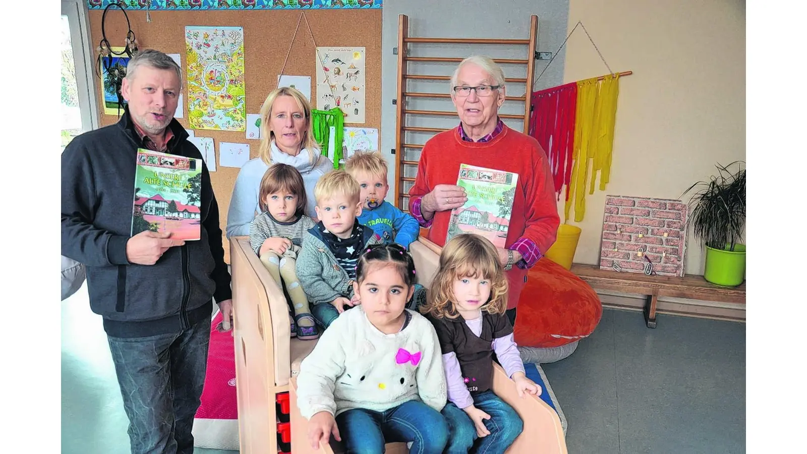 Heuerßer Bürger spenden Wickeltisch für Kindergarten (Foto: bt)