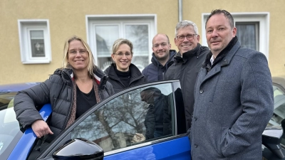 Werben für Carsharing (v.li.): Maaret Westphely, Kathrin Tietz und Jost Kemmerich (Bauverein) sowie Bürgermeister Carsten Piellusch und Markus Strahler (Volksbank). (Foto: privat)