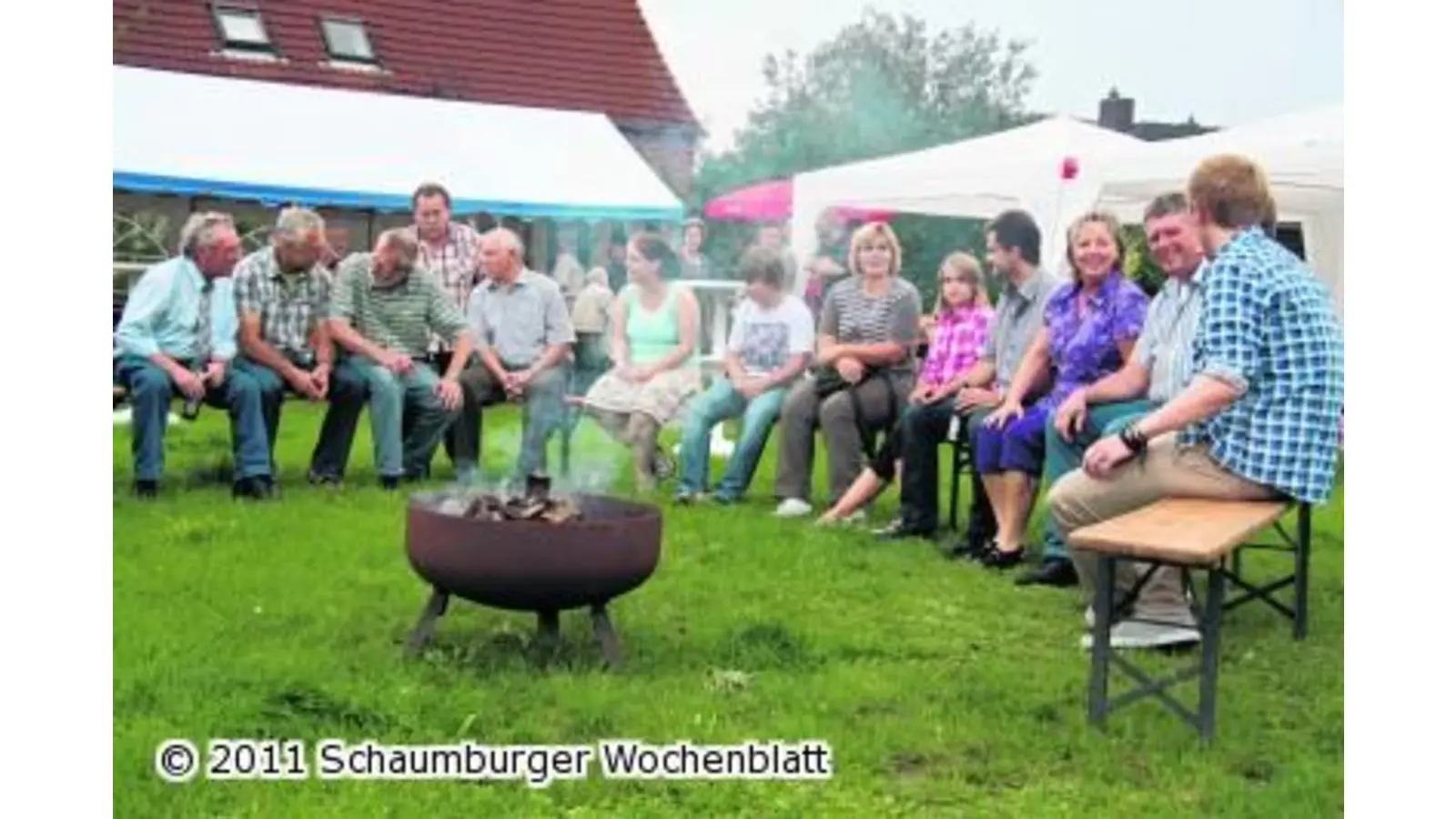 Genossen und Gäste lassen sich Spanferkel schmecken (Foto: gi)