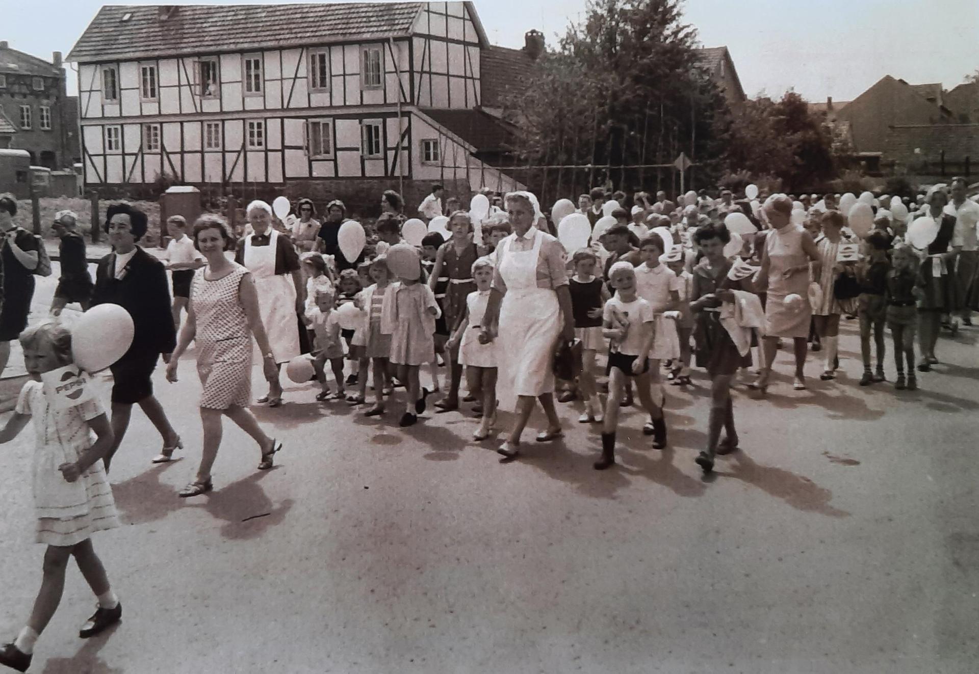 Frauen der weibl. Bereitschaft begleiten den Umzug des Kinderschützenfestes in den 70er Jahren. (Foto: privat)