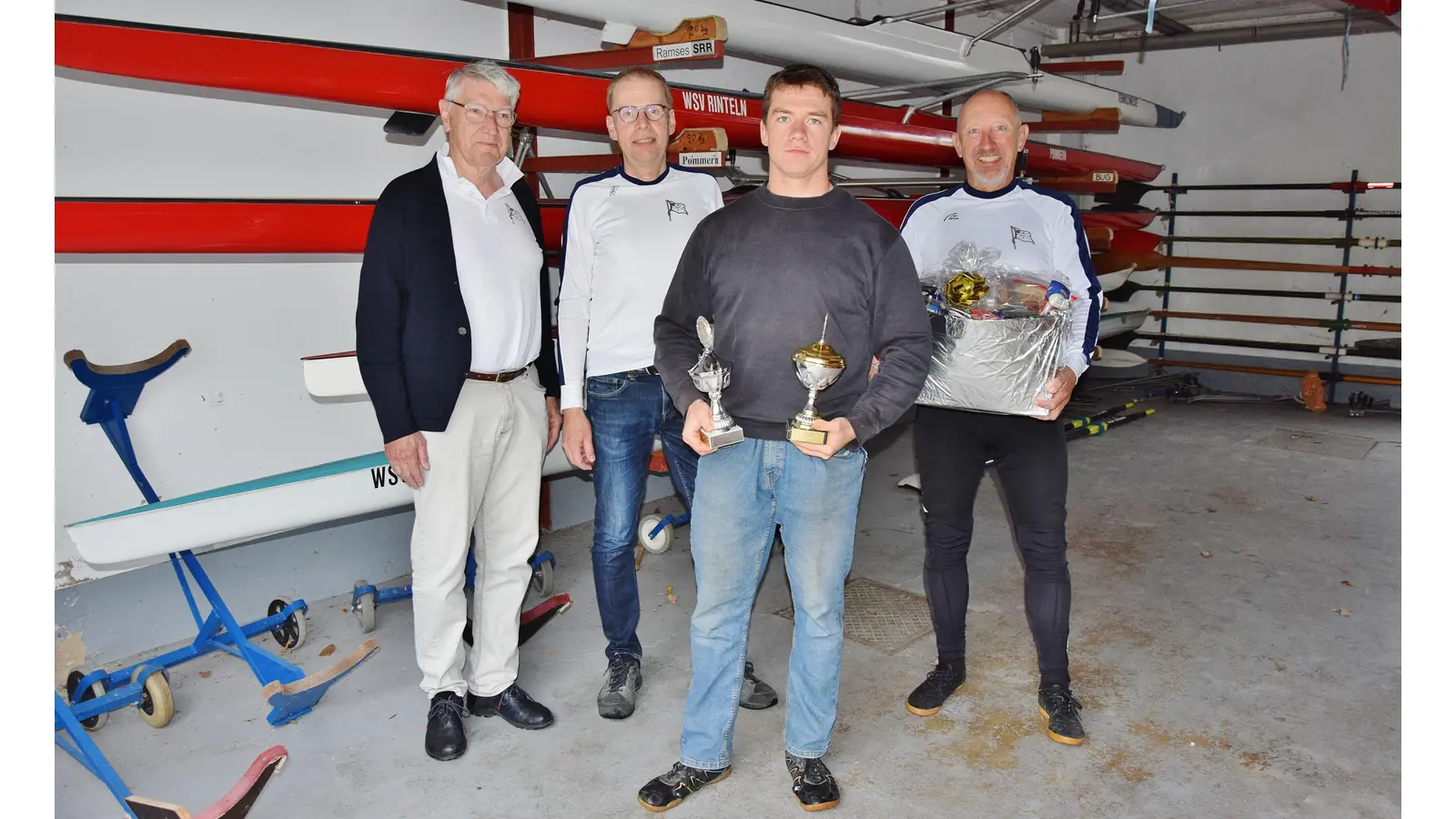 Der WSV Vorstand mit Sebastian Hube als Vorsitzenden, Sven Nülle als seinem Stellvertreter und Dieter Opara als Schatzmeister gratuliert Adrian Klingemann zu seinen sportlichen Erfolgen mit einem Präsentkorb. (Foto: ste)