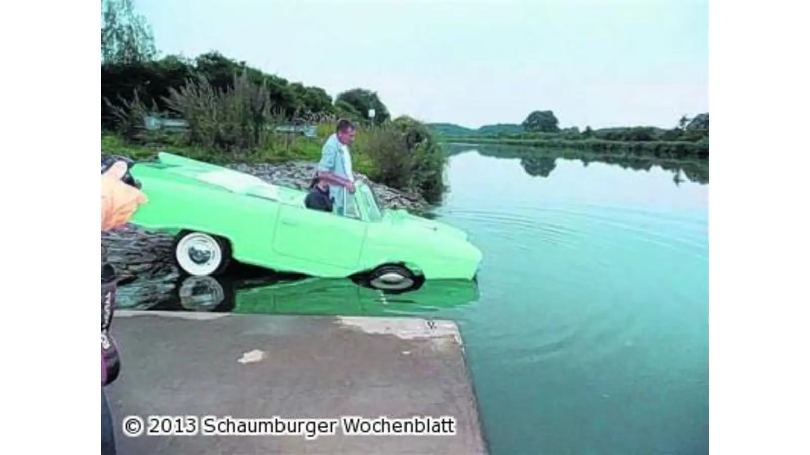 Ein Auto fährt auf dem Kanal (Foto: al)
