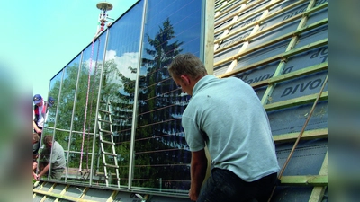 Für die Installation von Solar-Anlagen ist das Dachdeckerhandwerk, gemeinsam mit dem Elektrohandwerk der richtige Ansprechpartner. 