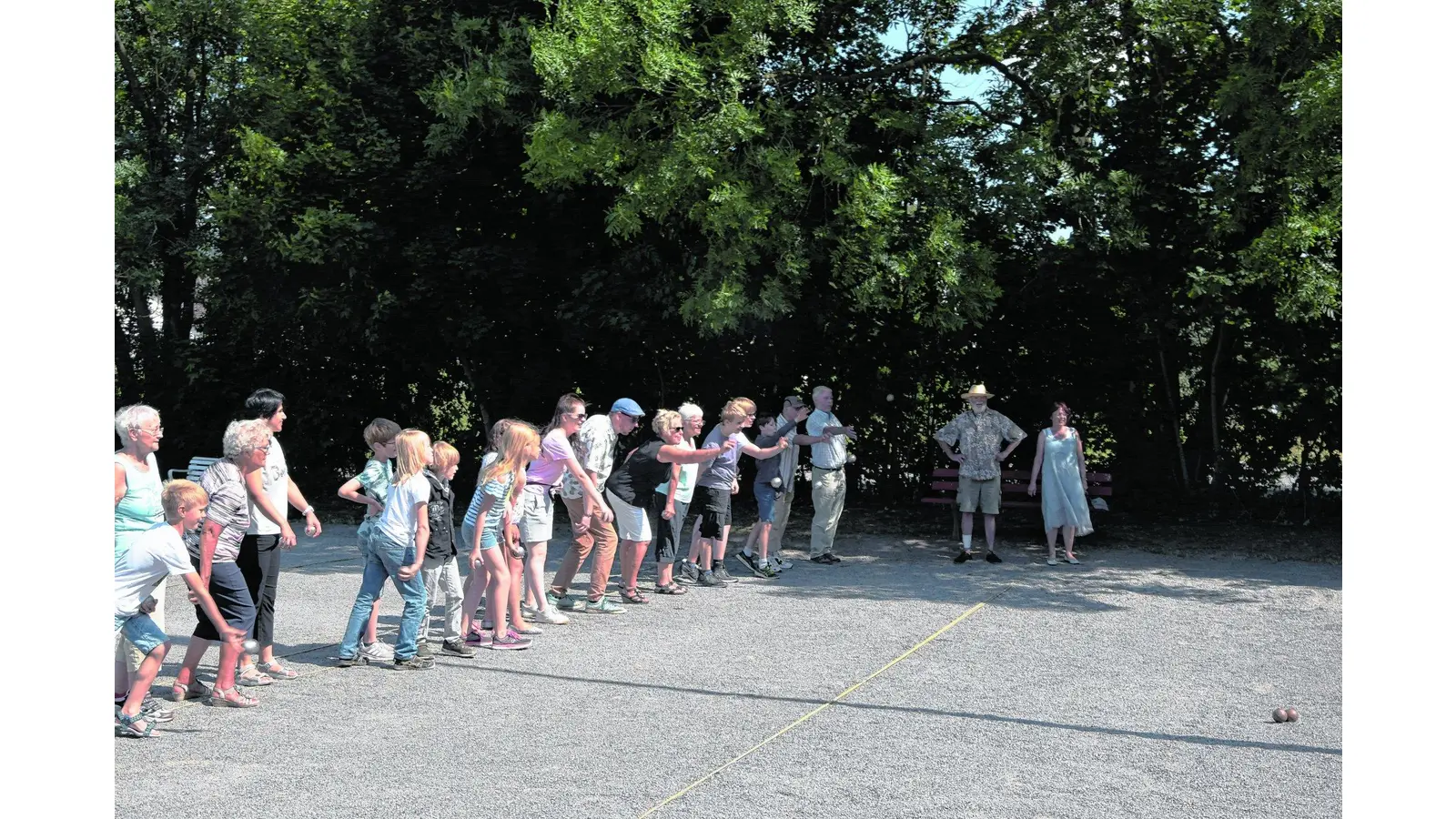 Voller Platz beim Boule (Foto: ste)