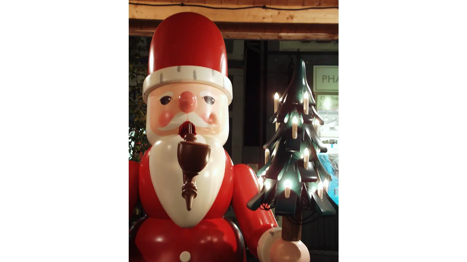 Ein Bild für den Nikolaus malen und eine prall gefüllte Tüte aus einem Rintelner Geschäft wieder mitnehmen. Der Stadtmarketingverein Pro Rinteln macht's möglich. (Foto: ste)