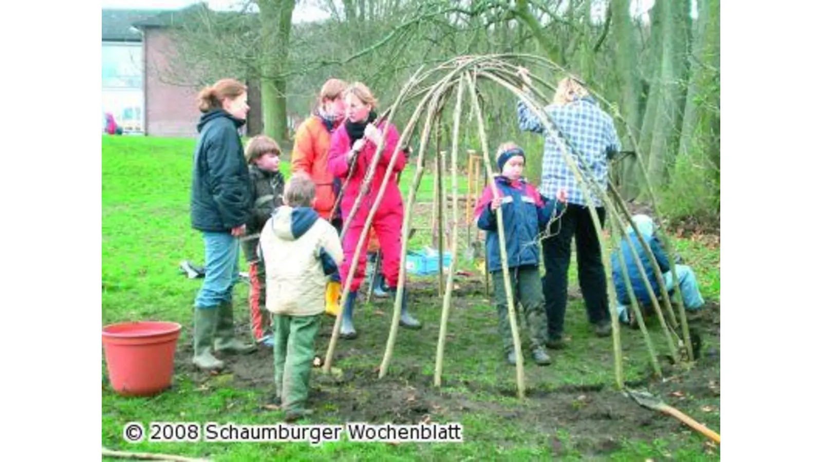 Die Weidenpioniere gestalten Schulgelände der Grundschule (Foto: red)
