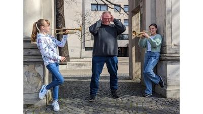 Foto: v.l.n.r.: Lena Gellermann, Lutz Göhmann, Greta Amelung vor der Musikhochschule Hannover. (Foto: privat)