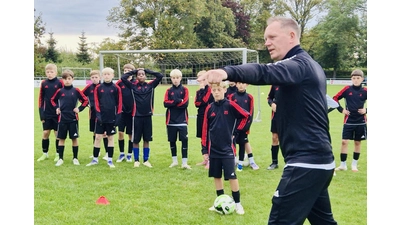 Steffen Mitschker erklärt den zehn- und elfjährigen Schaumburger Auswahlspielern die anstehende Aktivierungsform. (Foto: privat)