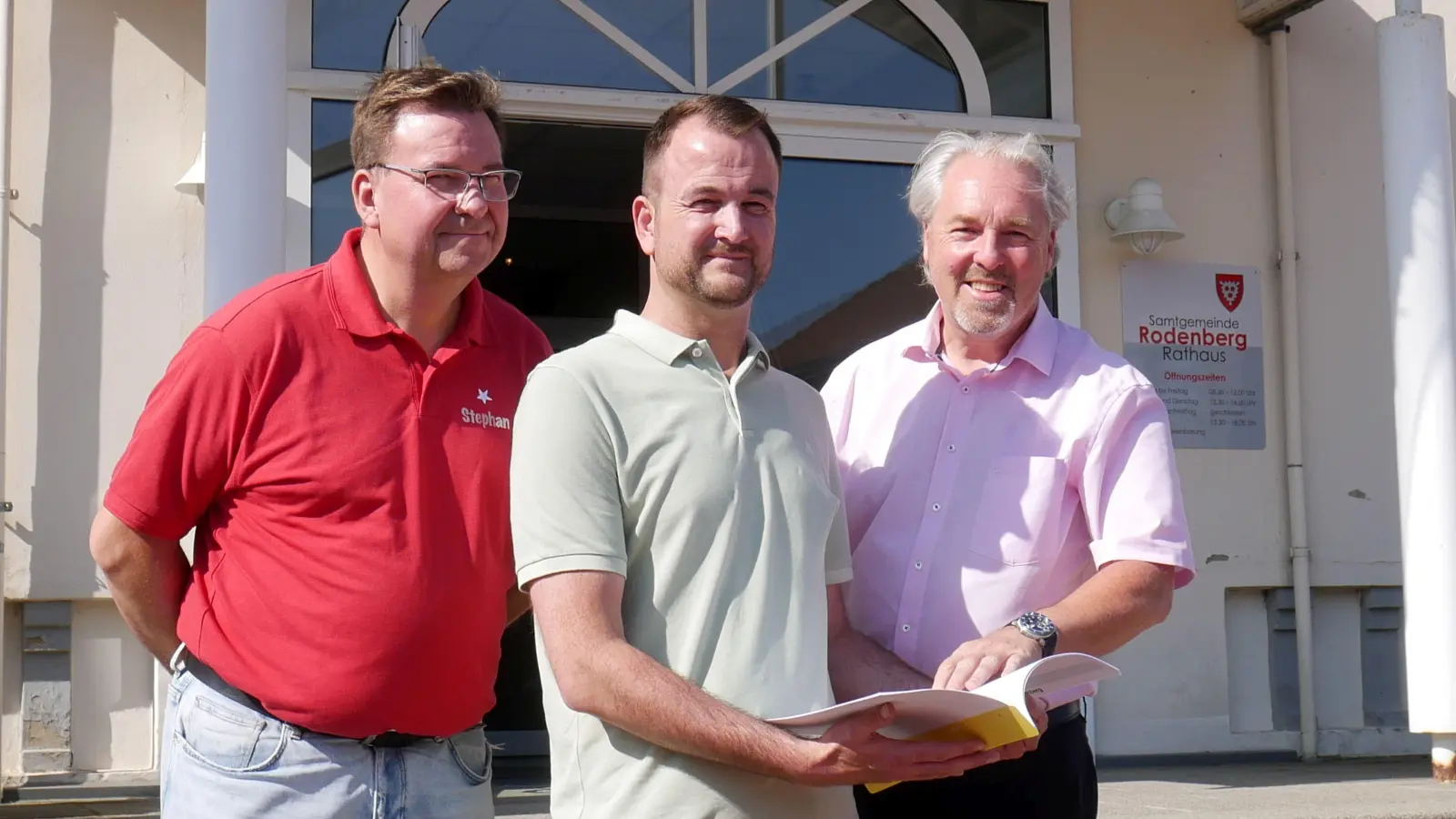 Stellen das Sicherheitskonzept für das Bürgerschützenfest in Rodenberg vor (v.li.): Stellvertretender Komiteeältester Stephan Battermann, stellvertretender Stadtdirektor Martin Schellhaus und Stadtdirektor Dr. Thomas Wolf. (Foto: gk)