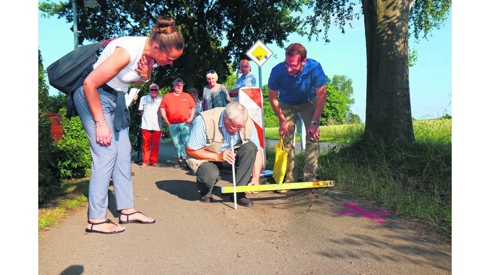 Radwegschäden im Blick (Foto: tau)