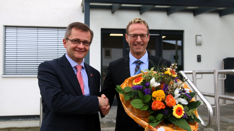 Verbandsvorsteher Jörn Wedemeier begrüßt den neuen Geschäftsführer des Wasserverbandes Nordschaumburg Andreas Janning. (Foto: bb)