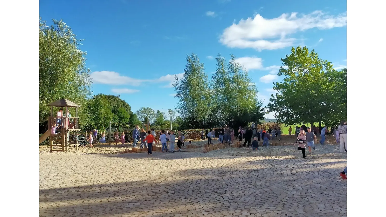 Die Kinder spielen auf dem neuen Schulhofteil der Grundschule an der Bergkette.  (Foto: Foto: (Grundschule An der Bergkette))