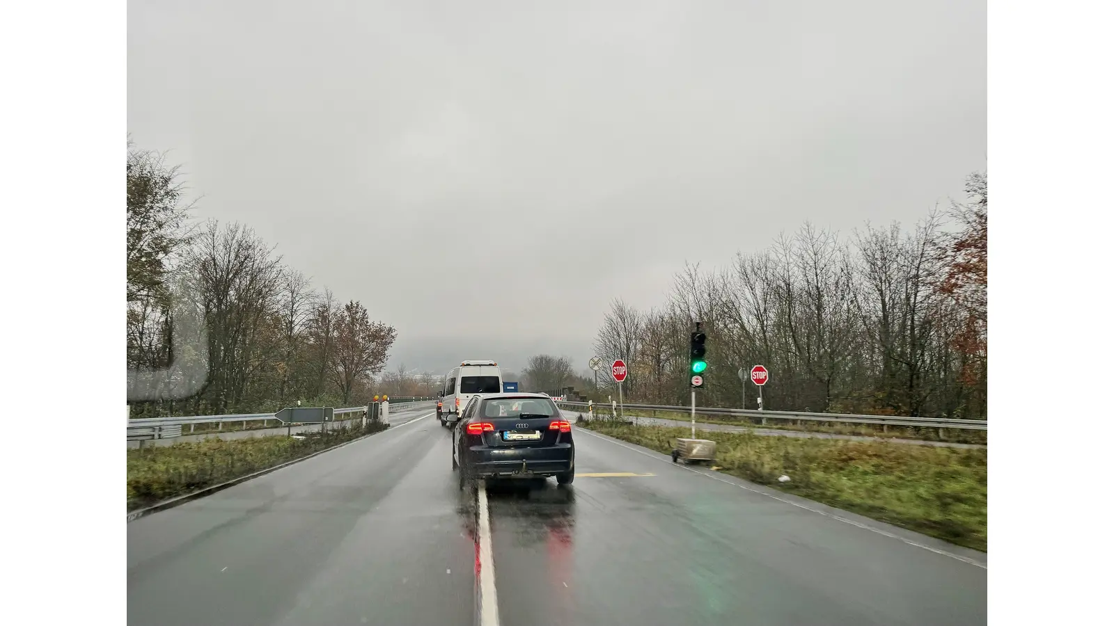 Die B 238 wird voraussichtlich früher fertig als geplant. Brückenkappen und die Lärmschutzwand müssen erneuert werden. (Foto: ste)