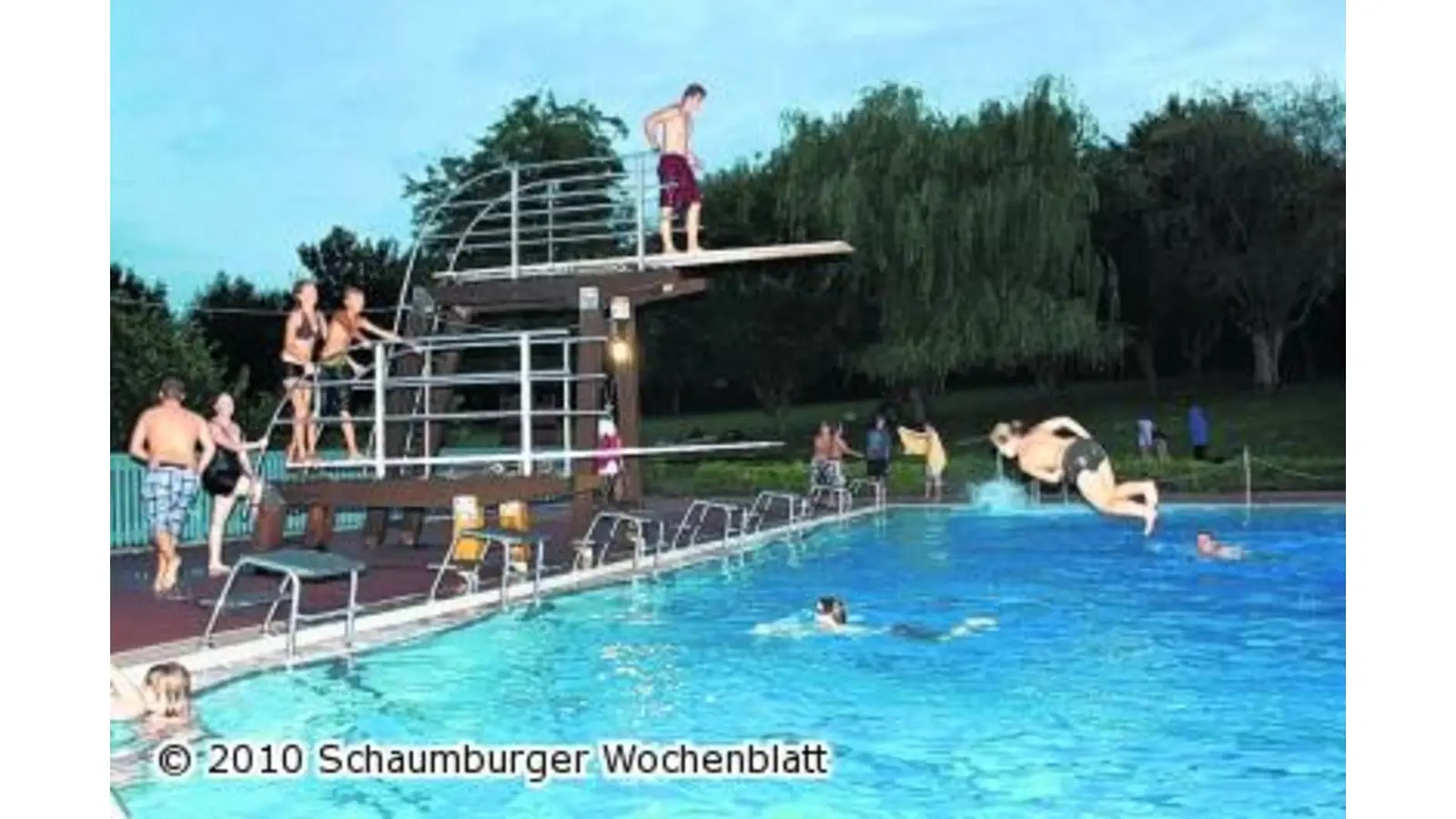 DLRG-Nachtschwimmen mit Partygästen und bunten Lichtern (Foto: tt)