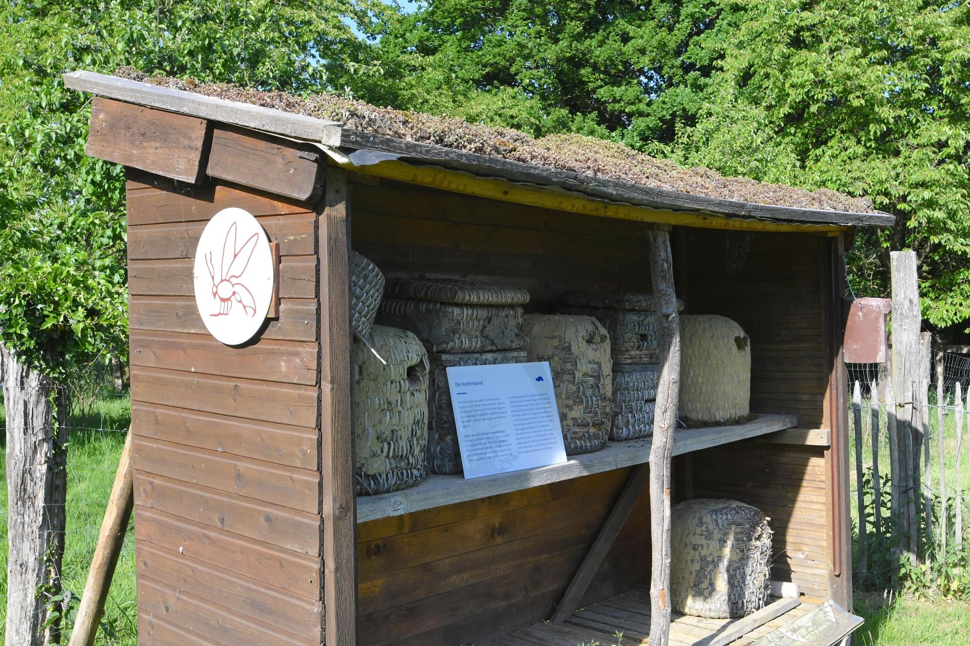 Am Bienenhaus. (Foto: nd)