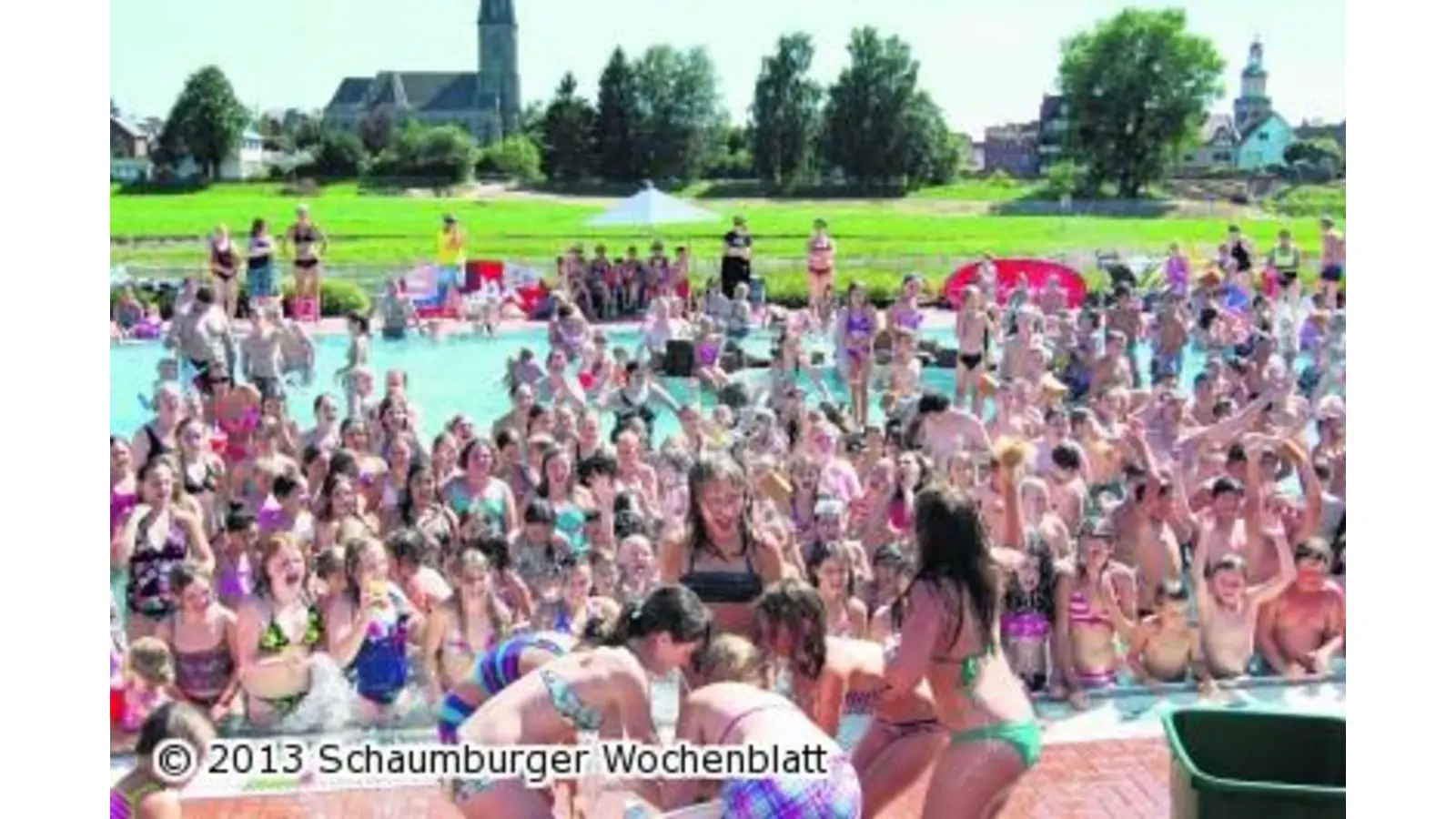 Das Freibad kocht über vor Spaß (Foto: ste)