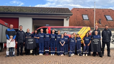 Dank der Firma Maurermeister Sebastian Söhle erhält die Jugendfeuerwehr neue Trikots. (Foto: privat)