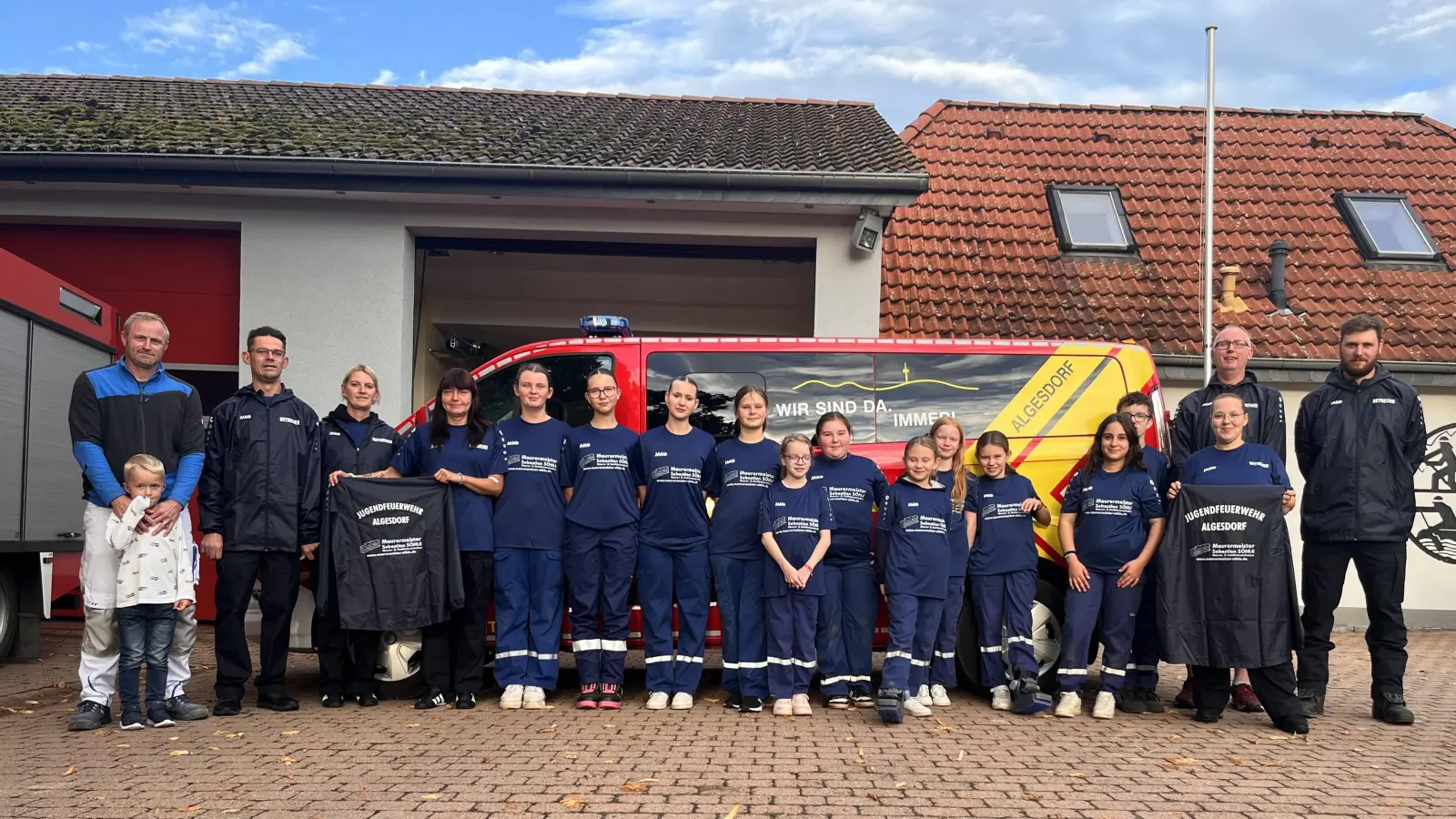 Dank der Firma Maurermeister Sebastian Söhle erhält die Jugendfeuerwehr neue Trikots. (Foto: privat)