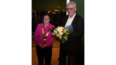 Im Rahmen der abendlichen Clubversammlung des Rotary Clubs Bückeburg, überreichte Präsidentin Dr. Lu Seegers den diesjährigen Handwerkerpreis an den Holzbootbauer Christian Dietrich.  (Foto: Christian Frehrking)