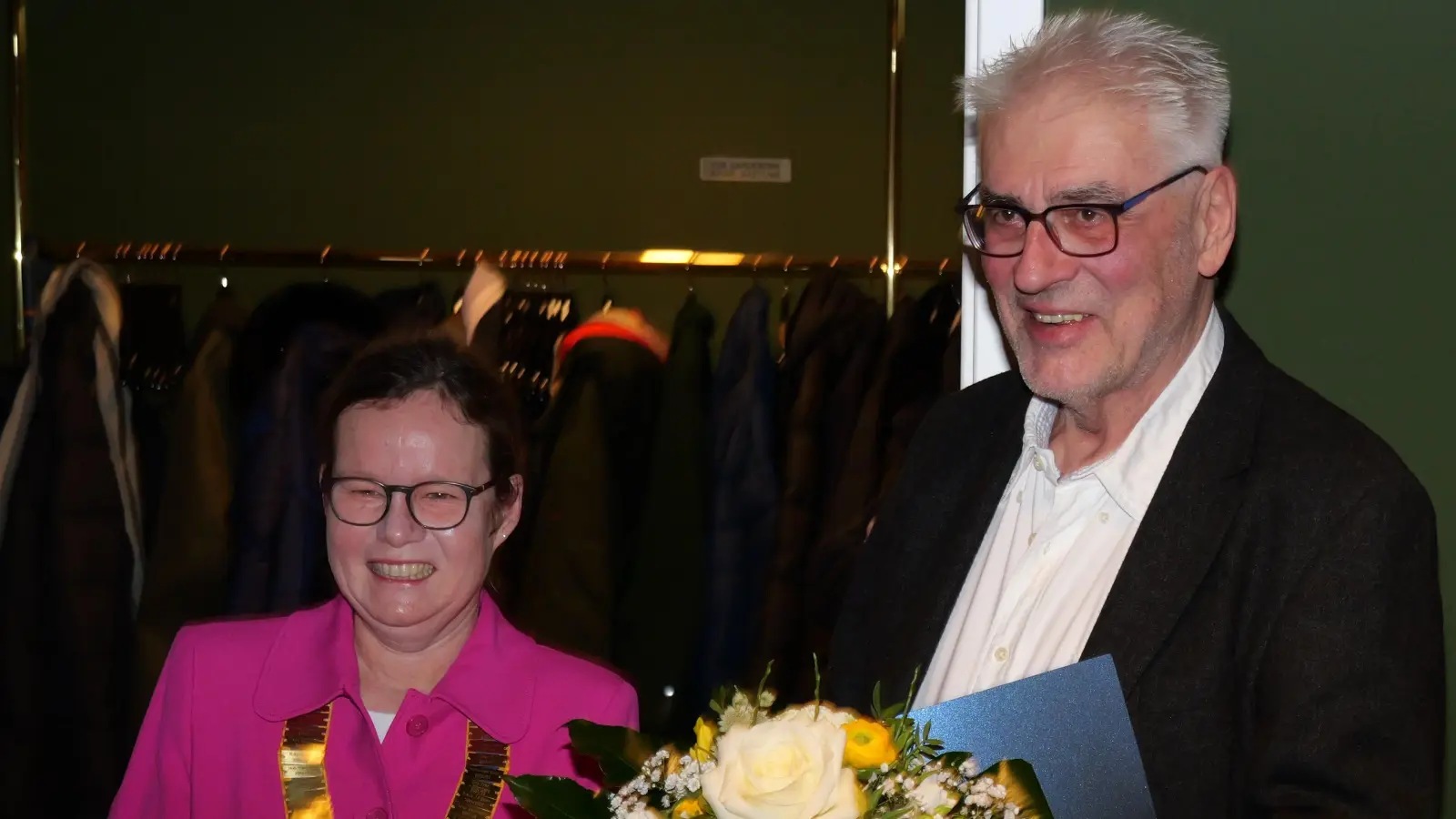 Im Rahmen der abendlichen Clubversammlung des Rotary Clubs Bückeburg, überreichte Präsidentin Dr. Lu Seegers den diesjährigen Handwerkerpreis an den Holzbootbauer Christian Dietrich.  (Foto: Christian Frehrking)