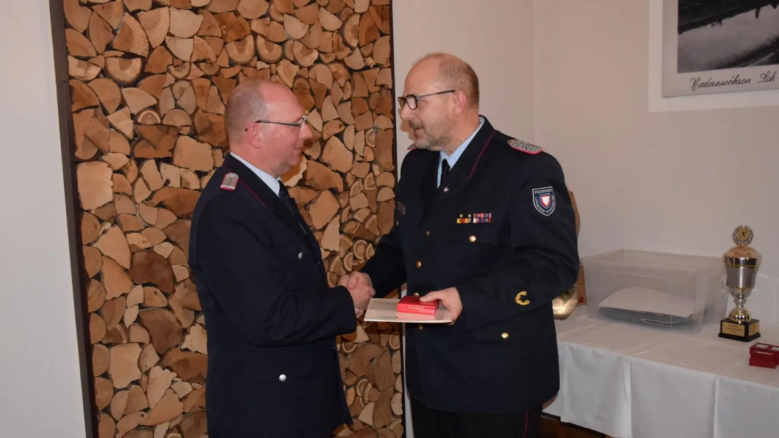 Joachim Muth verleiht Kai-Uwe Völkening (li.) das Deutsche Feuerwehr-Ehrenkreuz in Bronze. (Foto: privat)