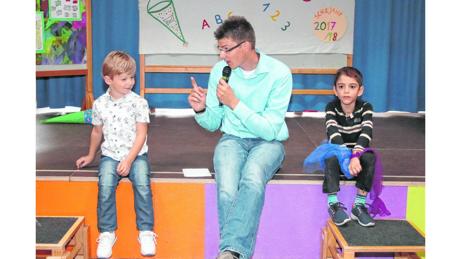 Drei neue Schüler werden mit Tanz und Liedern begrüßt (Foto: bb)