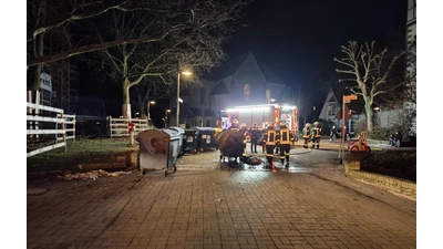Die Polizei war mit zwei Streifenwagen vor Ort, da zuvor eine Explosion gemeldet worden war.  (Foto: Feuerwehr)