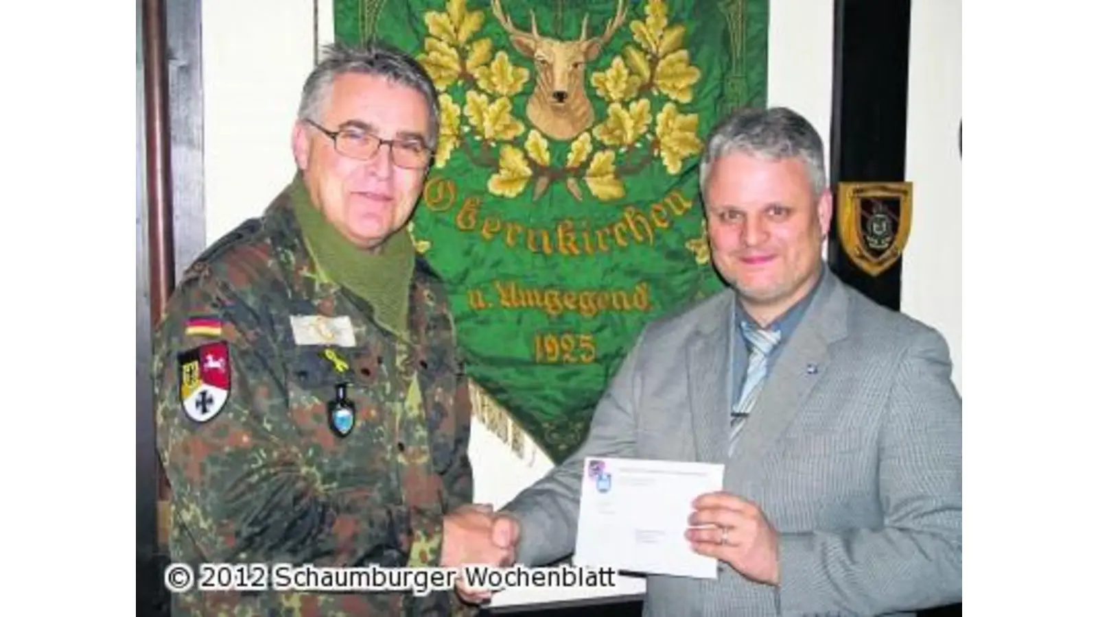 Bürgermeister mit Geburtstagsgeschenk (Foto: red)