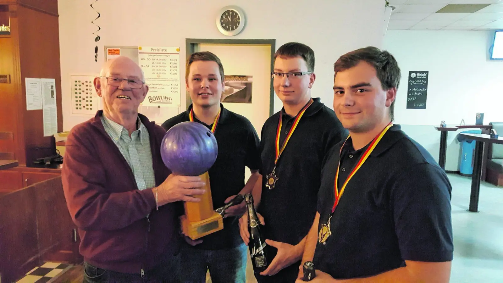 Feuerwehr Lauenau holt den Bowling-Pokal (Foto: jl)