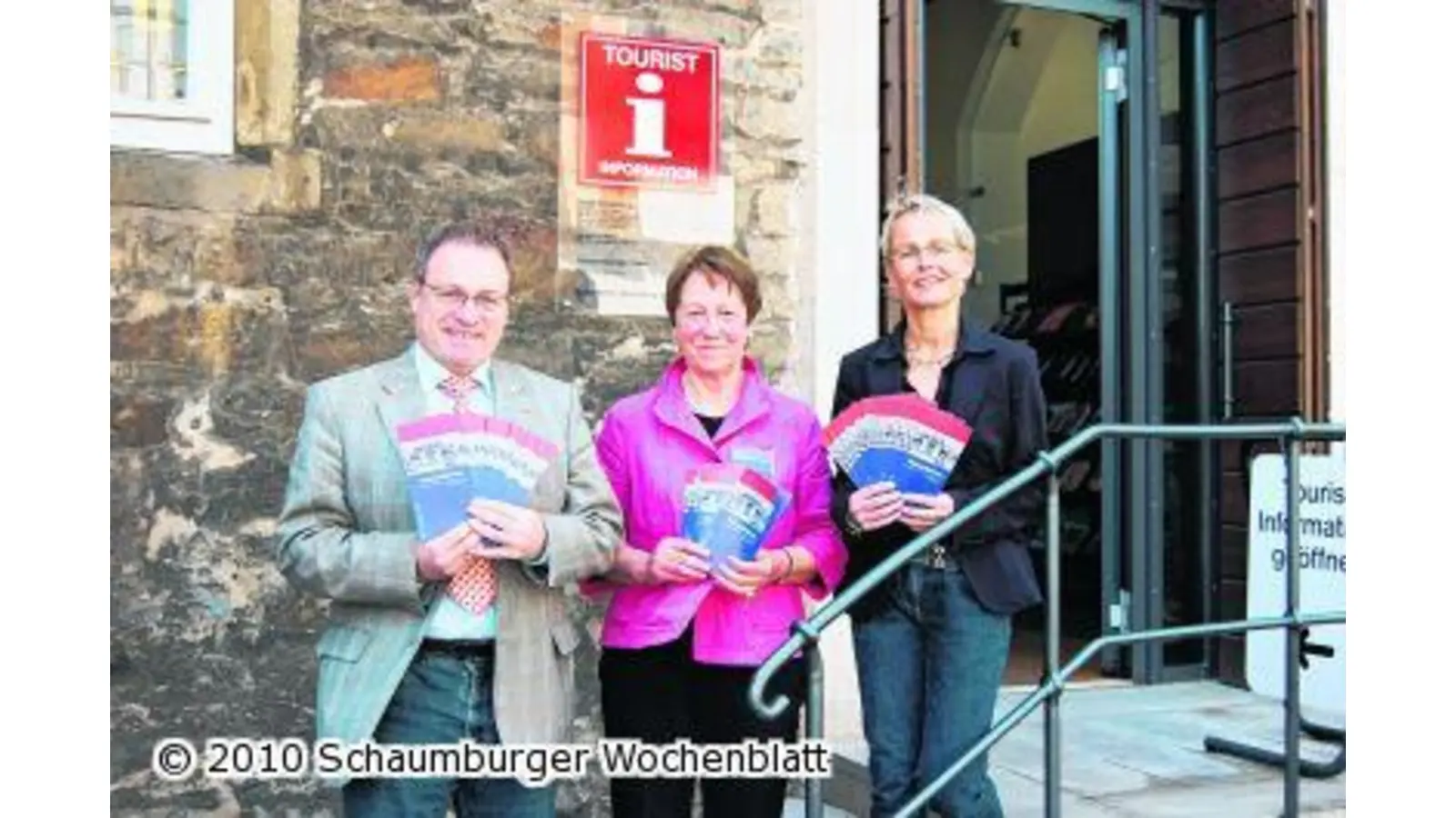 Ab in den Bus mit den Gästeführern (Foto: red)