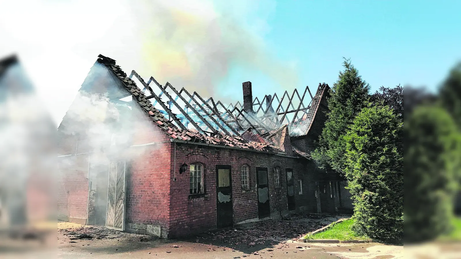 Wohnhaus und Pferdestall brennen fast komplett nieder (Foto: us)