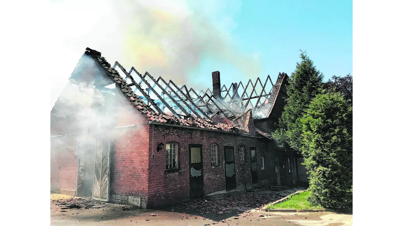 Wohnhaus und Pferdestall brennen fast komplett nieder (Foto: us)