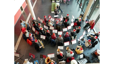 Über 40 Musiker waren beim Adventskonzert dabei. (Foto: privat)
