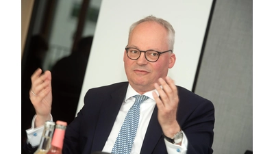 Der Verfassungshistoriker Heiko Holste stellt sein Buch „Der Freistaat Schaumburg-Lippe und sein Staatsrat Heinrich Lorenz” vor.  (Foto: bb)