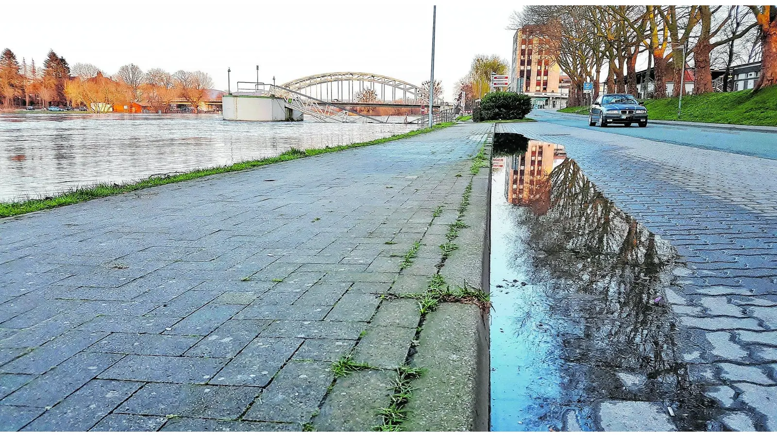 Weser kratzt schon an der Hartlerstraße (Foto: red)
