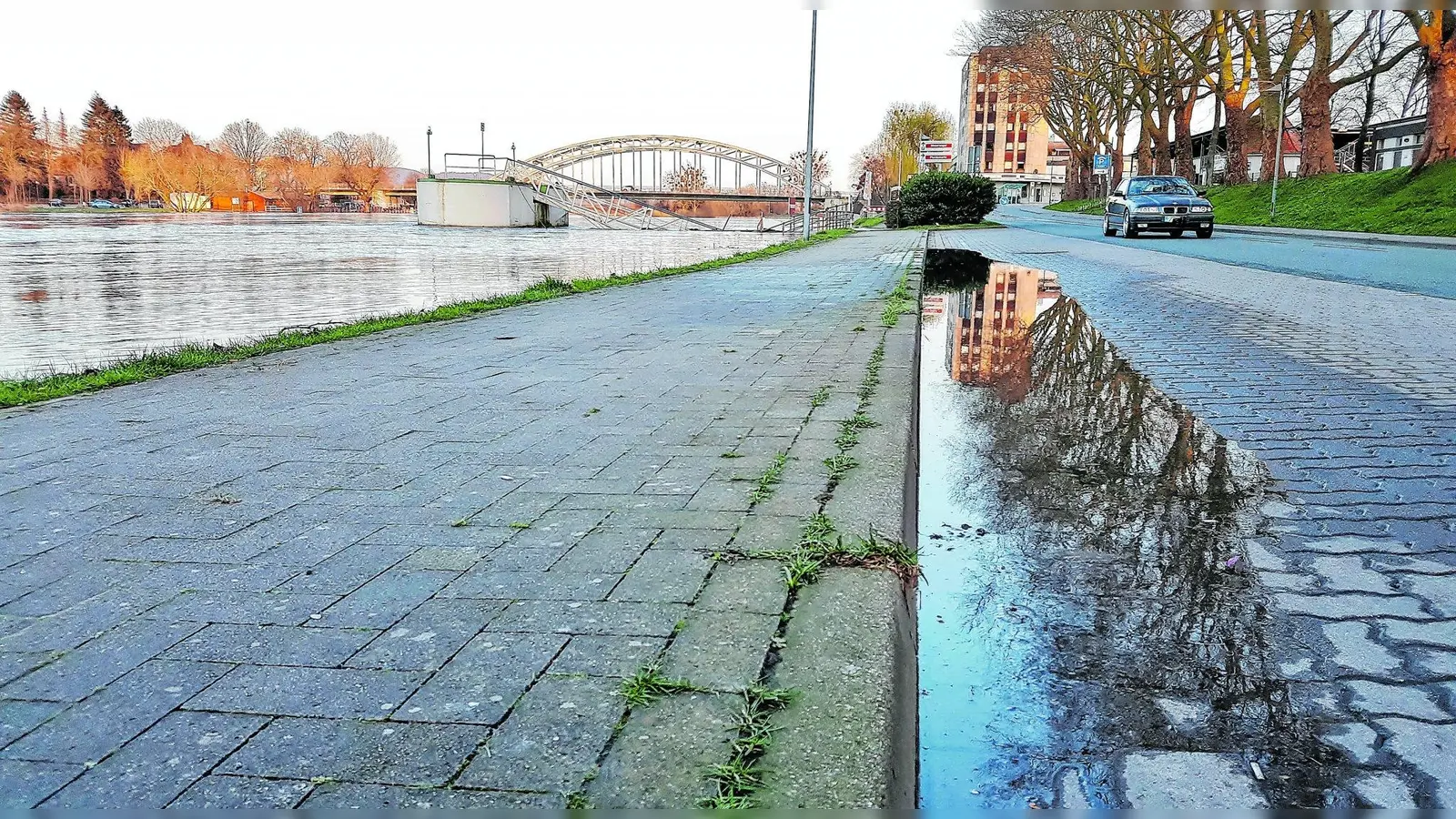 Weser kratzt schon an der Hartlerstraße (Foto: red)