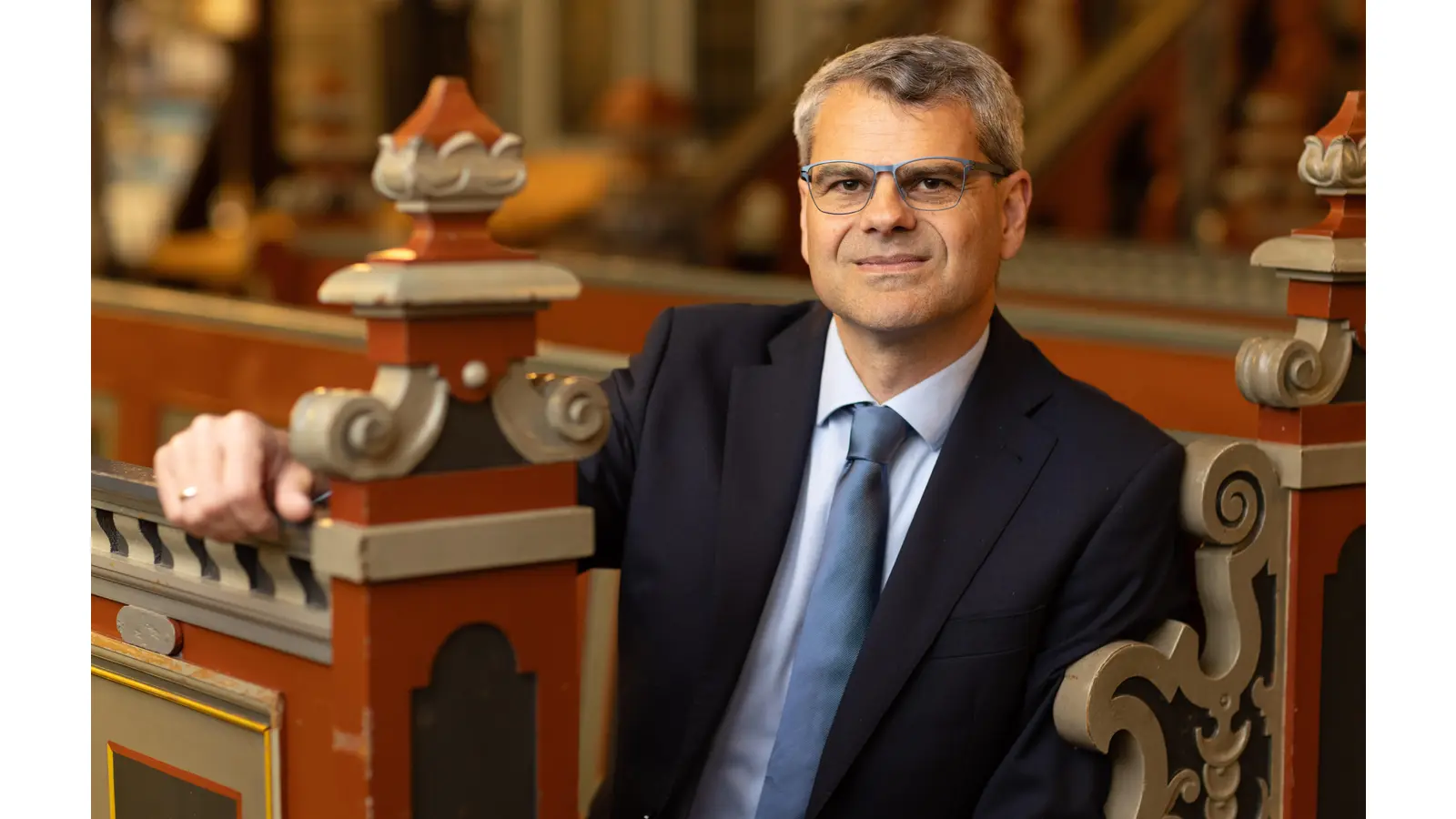 Die Begrüßung erfolgt durch Landesbischof Dr. Oliver Schuegraf. (Foto: Christian Schwier)